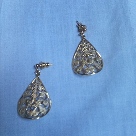 Vintage Golden Leaf like Earrings - Picture 1 of 3